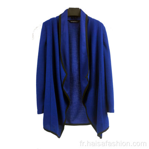 Un tricot bleu foncé pour dames